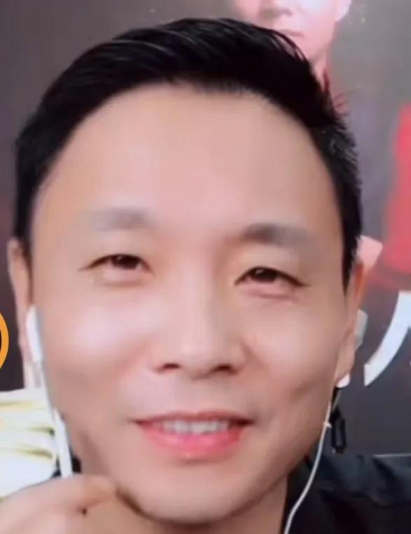 祁隆躺平了吗？
曾经的祁隆给人的印象非常内敛，他性格内向，不善言辞，即便在舞台上