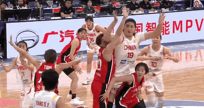 张子宇你也太霸气了吧，这个还怎么打，6号你把球传那里去了，明显张己准备好了接球，