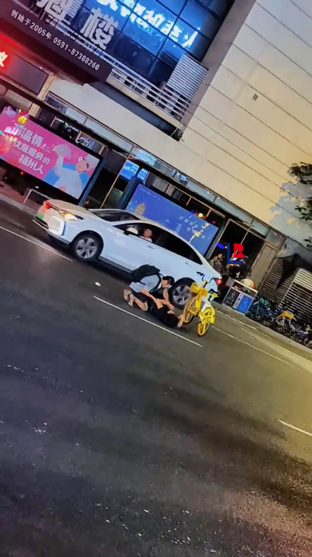 情侣口角升级，男子竟将女友按地狂扇自己耳光，女友绝望嘶吼！