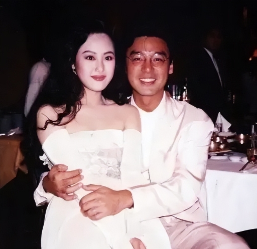 1996年，丁克的谭咏麟对妻子杨洁薇说：“我把十亿家产给你，让我的儿子回家。”妻