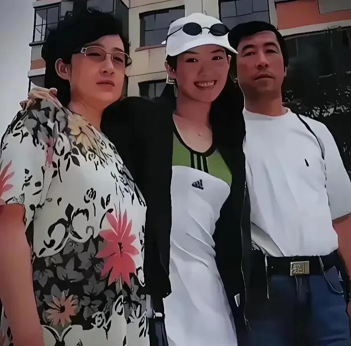 1998年，章子怡和父母在一起的合影。
那时，章子怡还是中央戏剧学院表演系的学生