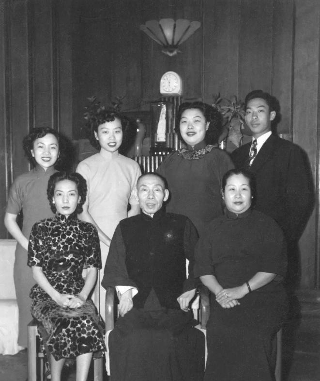 1965年，杜月笙的四姨太姚玉兰外出打牌，突然全身燥热，坐立不安，她心中有不好的