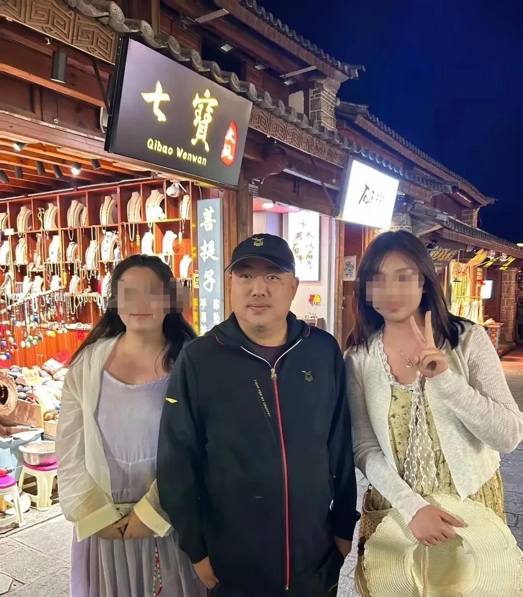 刘国梁卸任后来云南旅游，粉丝偶遇，发现才几天时间，刘国梁就好像变年轻了，脱离了班