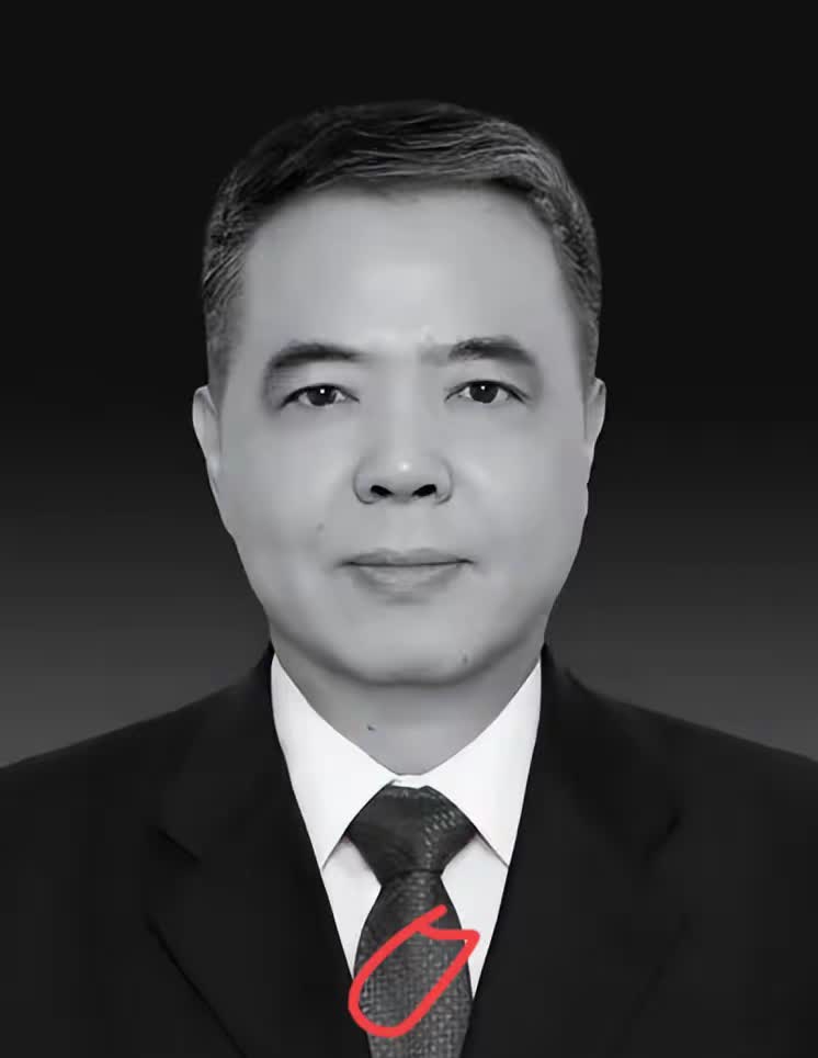 李春升走了，  
不是病痛缠身，  
也不是意外侵袭，而是倒在了他一直工作的