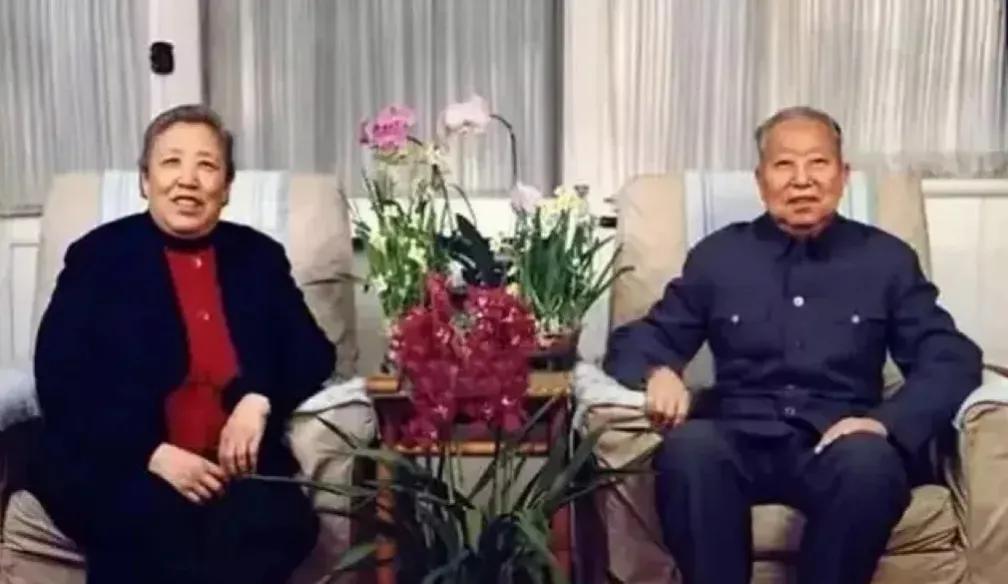 晚年的华国锋与夫人在家中合影留念，永恒的回忆！他晚年打理院里的菜园，种了各种葡萄
