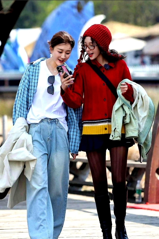 程潇给陈梦化女团妆，陈梦感觉口红太红她很不好意思，就偷偷地擦掉了一点。

程潇发