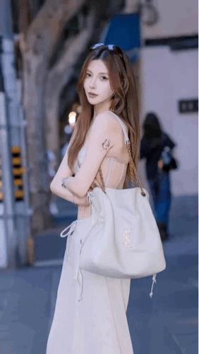 等会儿，这种衣服能穿出门？[捂脸]