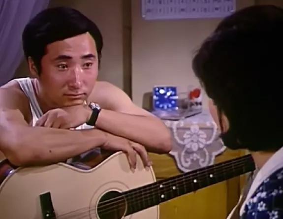 1973年，“黄世仁”陈强提着两瓶好酒，来到“喜儿”田华家，求田华，“田华啊，你
