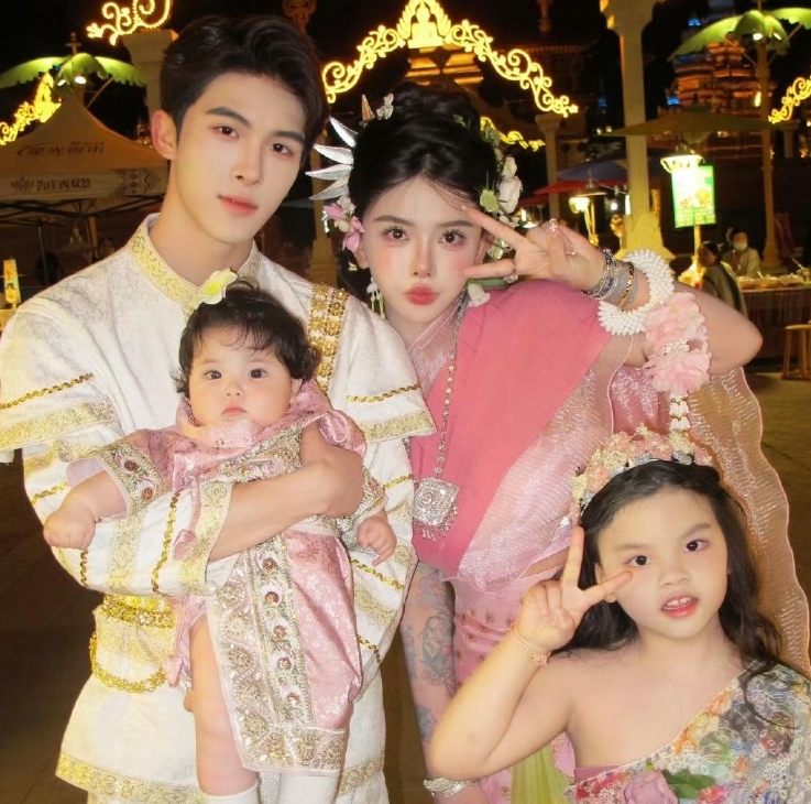 韩安冉和宋浩然一家四口去西双版纳游玩，小猪妹的肚子是亮点，估计吃撑了，还有夫妻俩