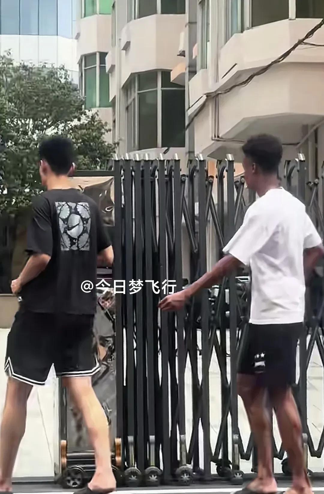 王洪泽彰华非去买小电驴？
今天下午下训回到俱乐部后，王洪泽和彰华非又立马走回俱乐