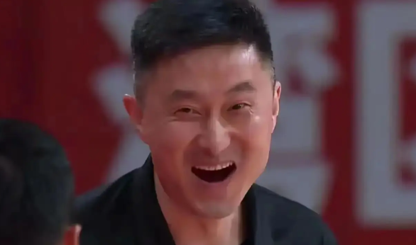怪异！广东男篮输给残阵浙江方兴渡之战的7大“反常”表现：
1、大外援莫兰德仅仅打