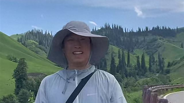 人设崩塌？新疆导游小祁塌房，恩人贵人同时翻脸，老实人不老实