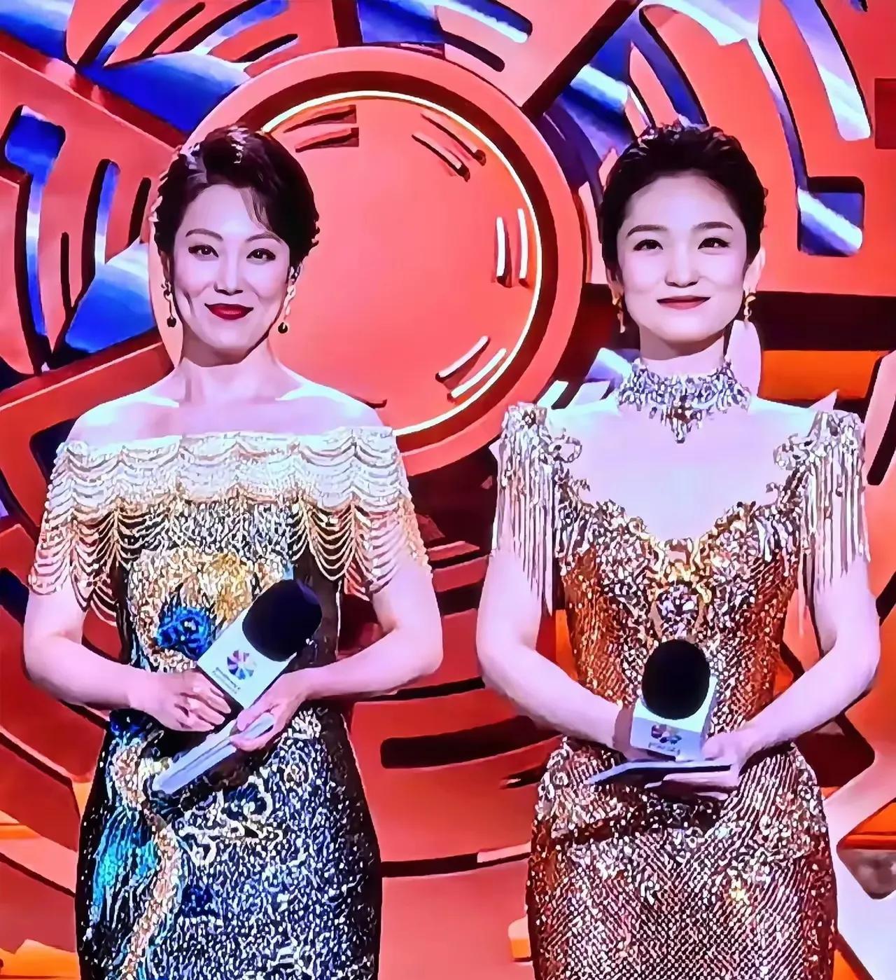 蓝羽和李杰两位主持人，身材和颜值比周涛董卿还要有气质，两个人穿着色彩斑斓的裙子，