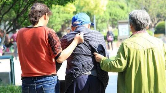 60岁才明白，有钱有好身体，不如跟儿女住在一起！