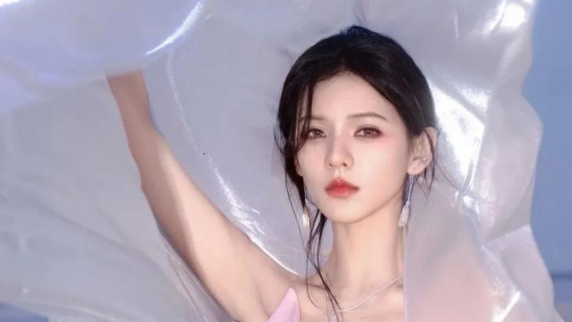 时尚女王张予曦的浪漫海边大片：绝美造型诠释高级感，每一帧都是视觉盛宴！