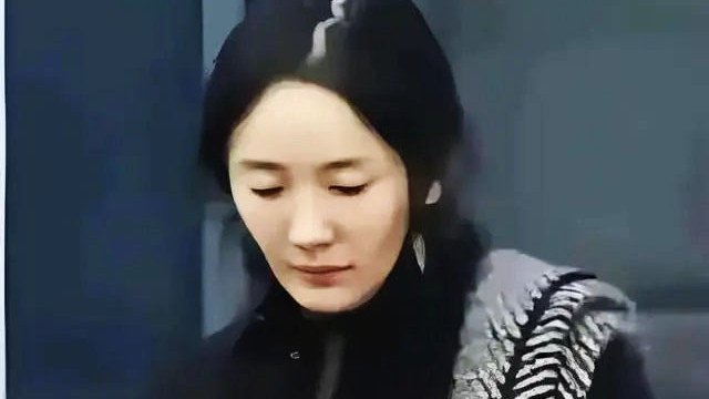 昔日女神VS素颜近照！杨幂机场怼脸拍引热议：这状态你敢信？