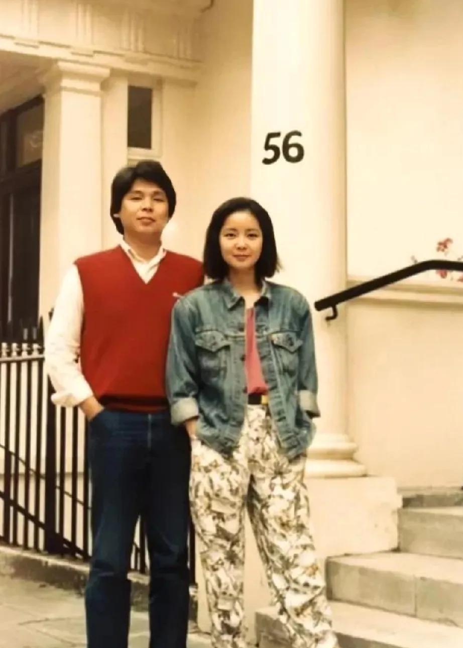 这是上世纪八十年代初，甜歌皇后邓丽君在英国与弟弟邓长禧的同框照。虽然他们姐弟俩相