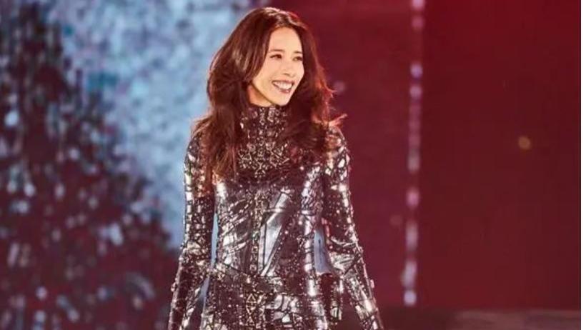 54岁莫文蔚演唱会上突发意外！镜头中她的画面突然消失