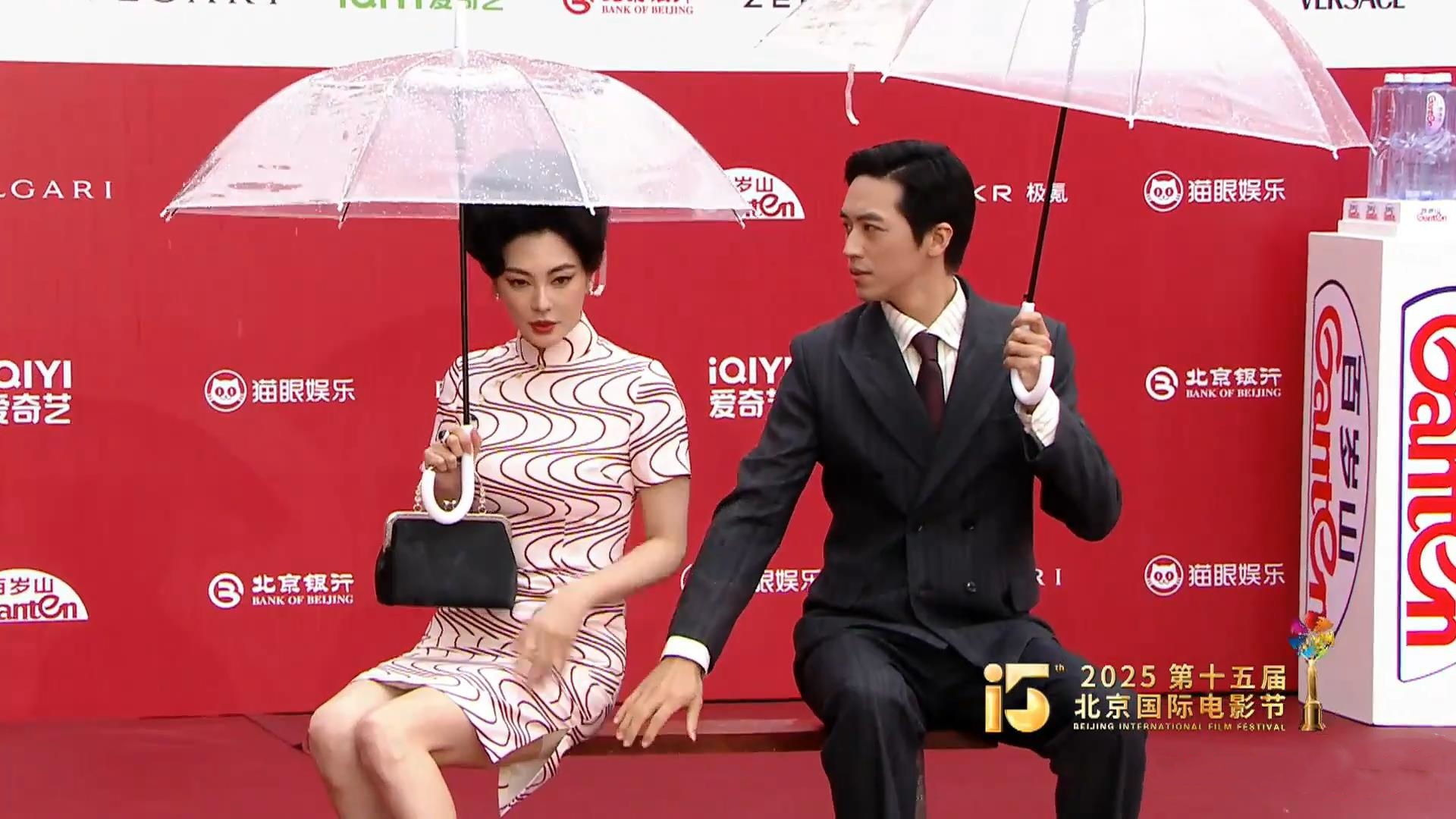 张雨绮模仿张曼玉致敬《花样年华》，气质截然不同！
第15届北京国际电影节红毯，张