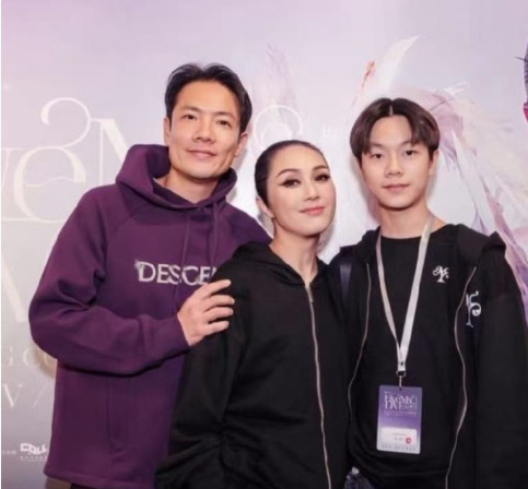 杨千嬅的儿子长得不像她，倒和丁子高长得一模一样，就是比爸爸的脸型更加精致清秀一些