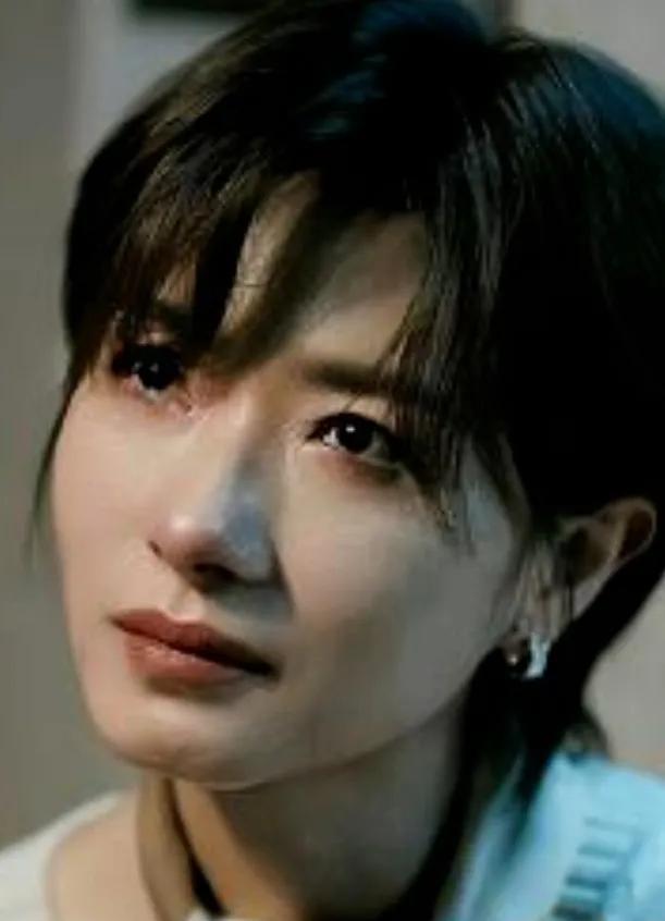 以前提到万茜，我只觉得是个有演技的演员，没觉得她能在奖项上掀起多大风浪。但她这次