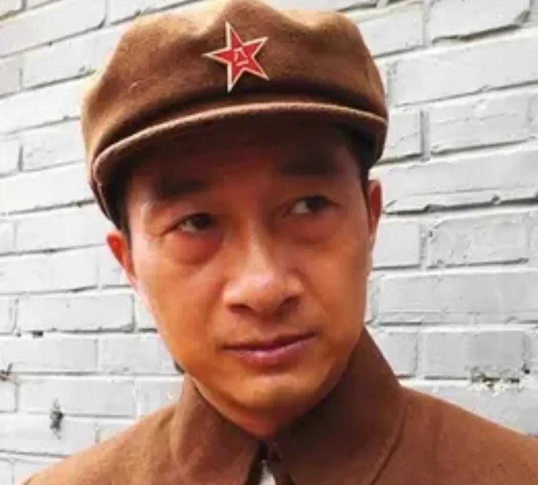 看到第一张剧照时，我几乎脱口而出：“这不是‘四野’的‘101’吗？”下来一搜，出