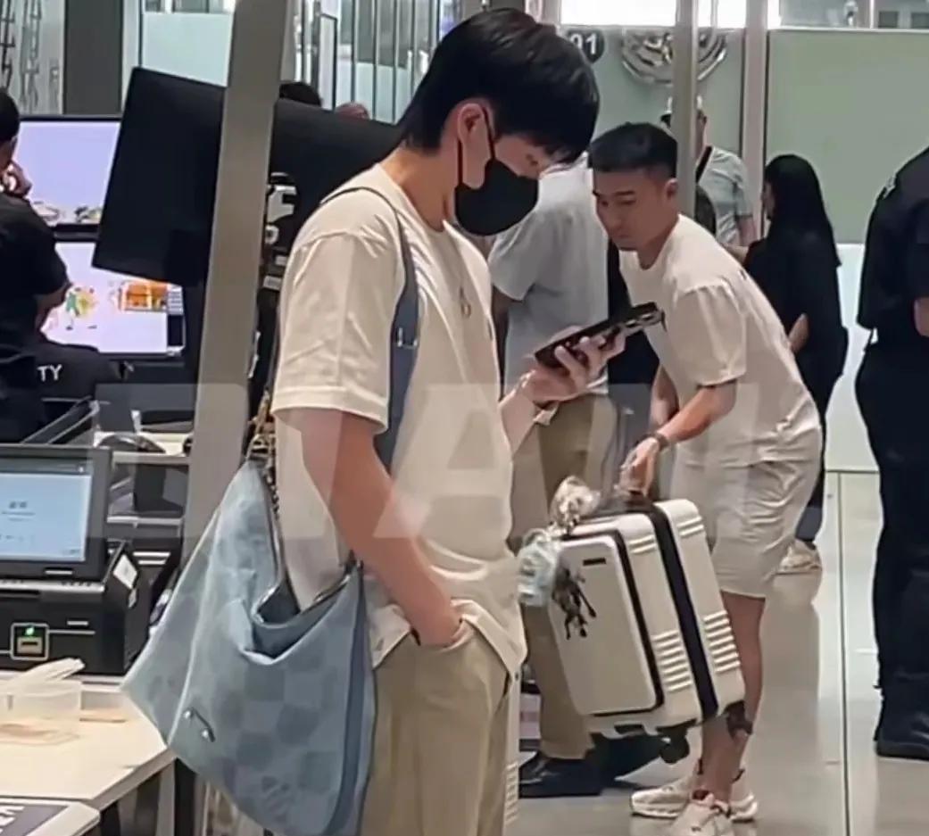 这谁能扛得住啊！
王楚钦的机场照流出，
再一次帅出新高度！
LV衣服和包包看腻了