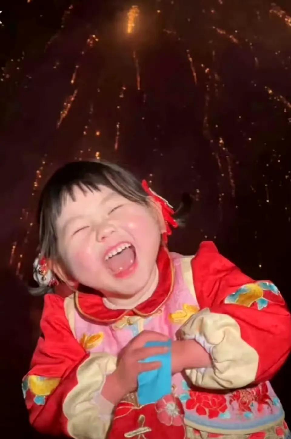 有网友说瑶一瑶手都冻红了还在配合拍视频，泪痕没擦，袖子短、衣服薄，手还被冻得通红