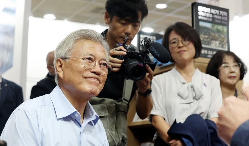 文在寅审判风波：法院为啥不让换地方？











文在寅前总统摊上事儿