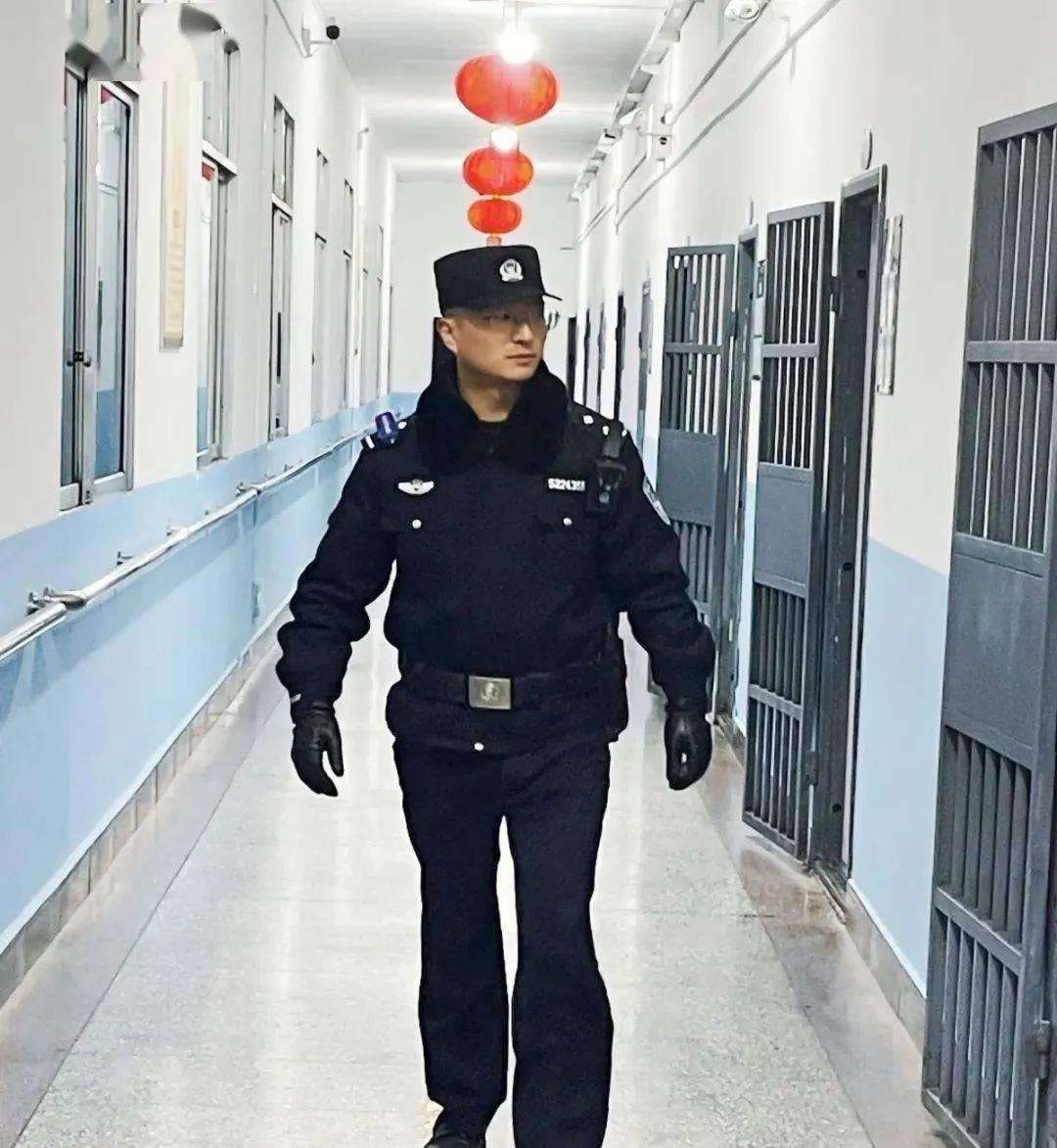 女子监狱中也有男警察，但他们的工作范围和职责与在男子监狱的狱警有所不同，主要体现