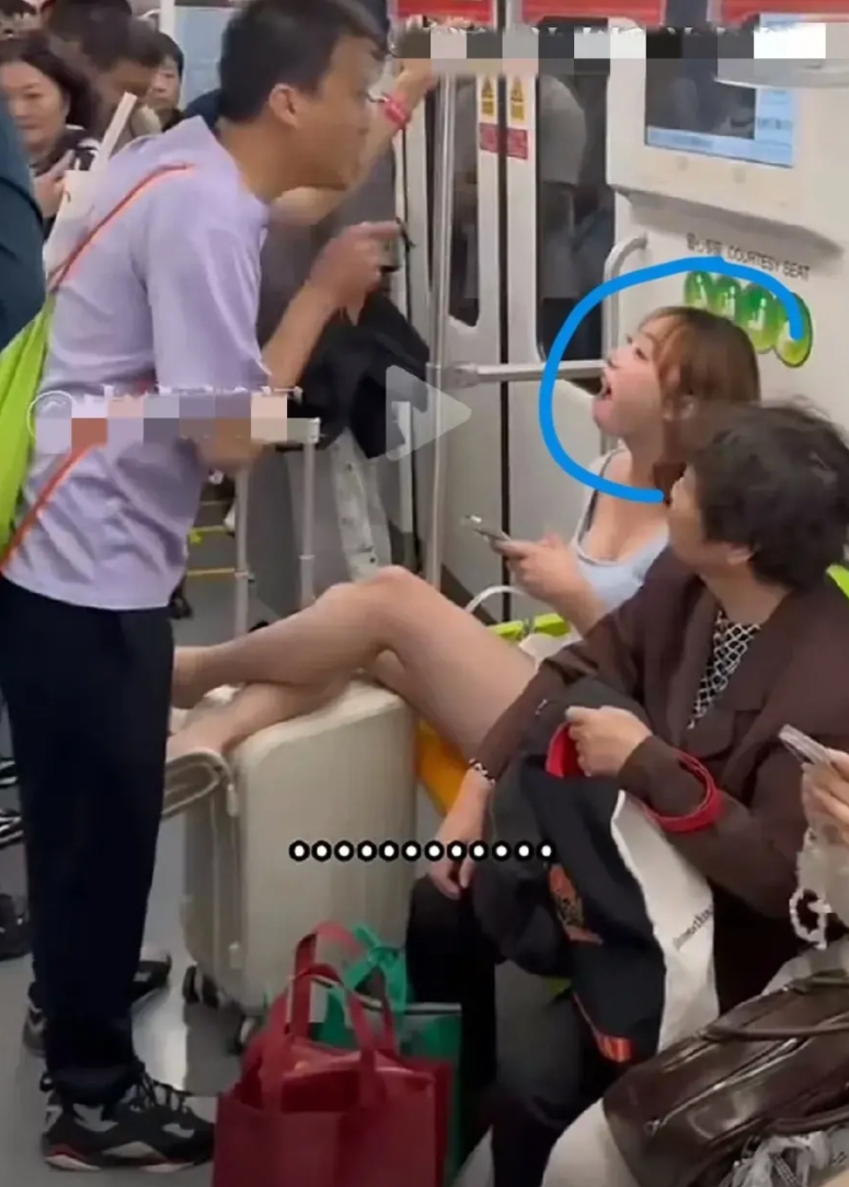 事发上海！地铁上一女子伸双脚放在他人行李箱上阻挡别人通过被一男子提醒，结果女子声