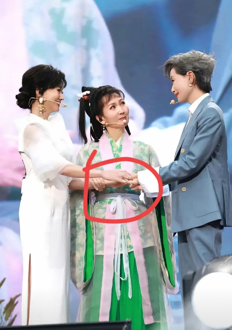 终于理解赵雅芝为什么一直消费白娘子了！原因有三个：
1.老公年龄大了，孩子们还不