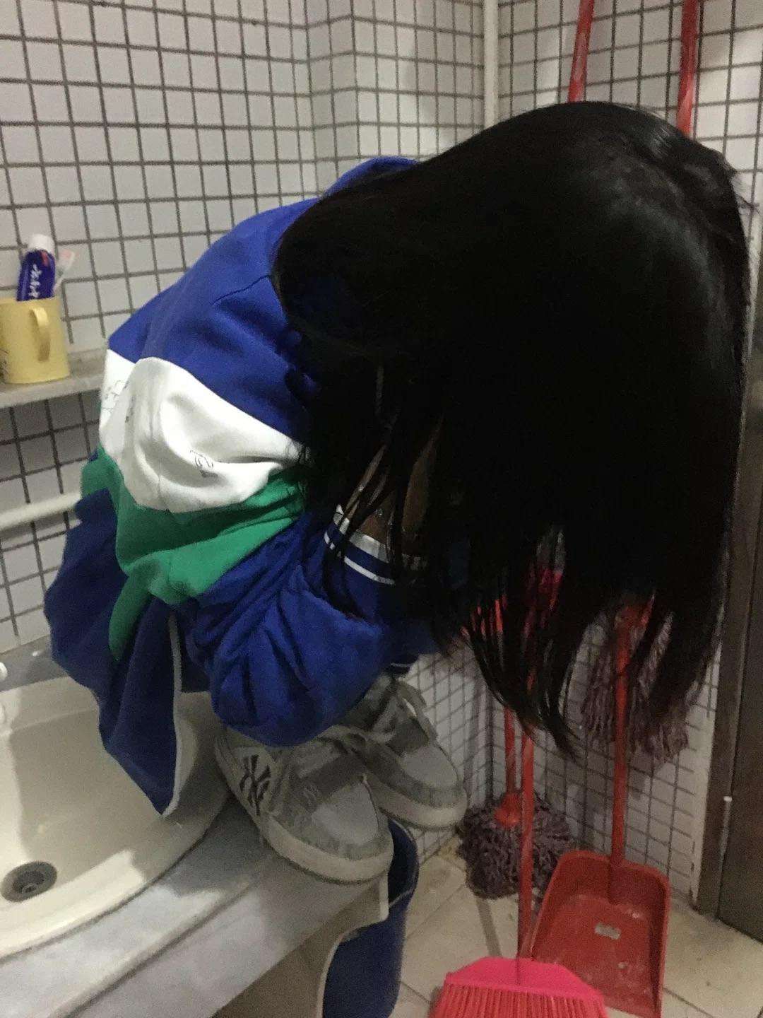 我27岁了 谈了6个月才发现女朋友是高中生！怎么办？