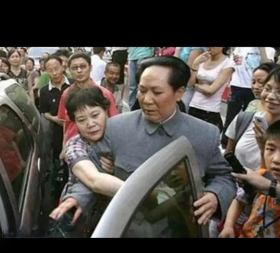 陈燕，是伟人的特型演员。陈燕是女性，她是民间特型演员。     她在各类活动中频
