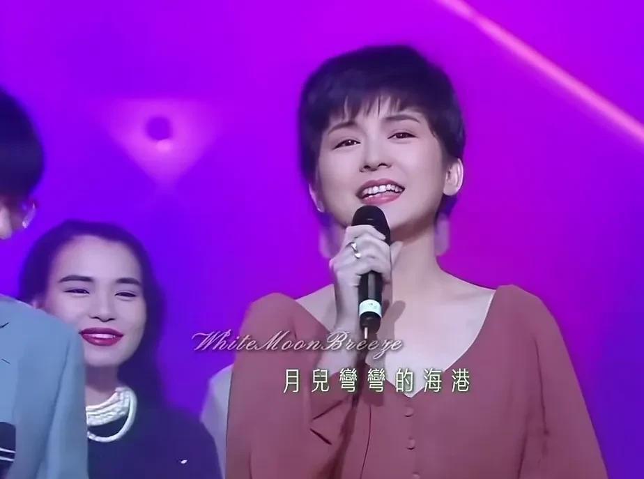 歌声甜美，颜值惊艳。却在40岁急流勇退，被称为滚石最神秘的歌手，她的退出，留下了