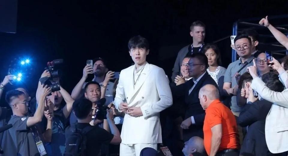 目标就是压制克林根拿到首发
罗威玻璃人已经废了，必走人！艾顿本赛季一半几率走人，