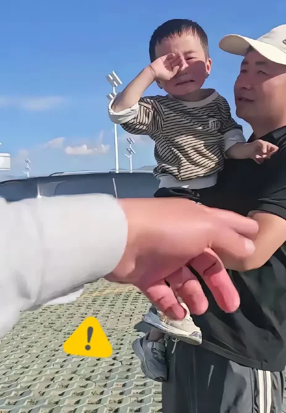 泪目了！
青海湖边男子正和家人游玩，忽然感觉衣角被轻轻拉扯。

发现了一个