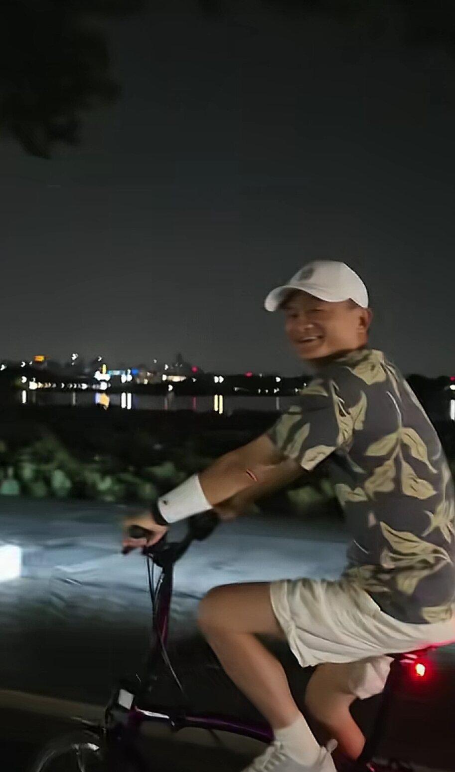 马云近况照片：7月17日晚上，骑着自行车夜游西湖。
有网友在西湖夜游时，遇到了马