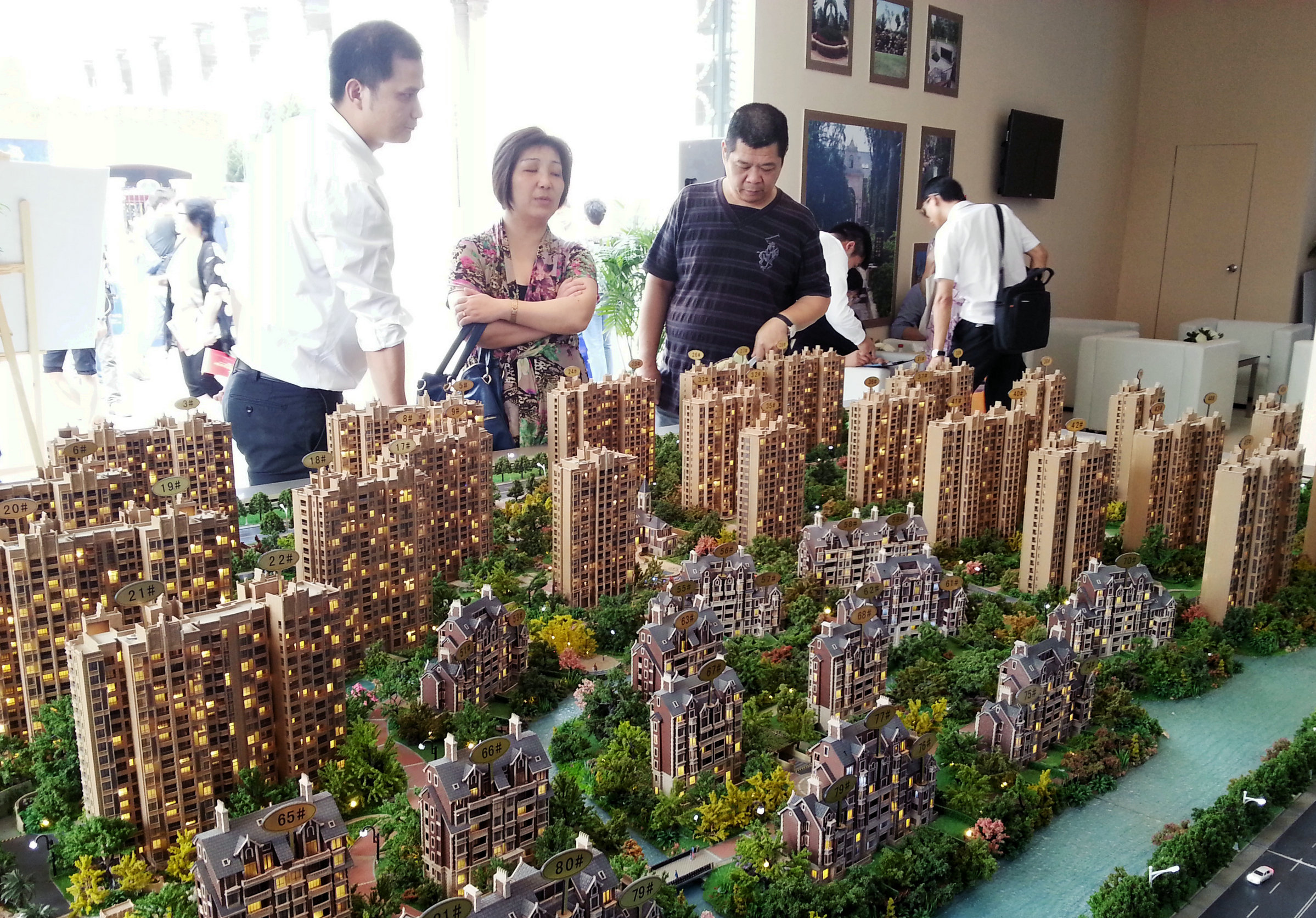#大公报# 沪国庆新房成交988套同比增七成，专家：楼市“银十”成色有保障。据大