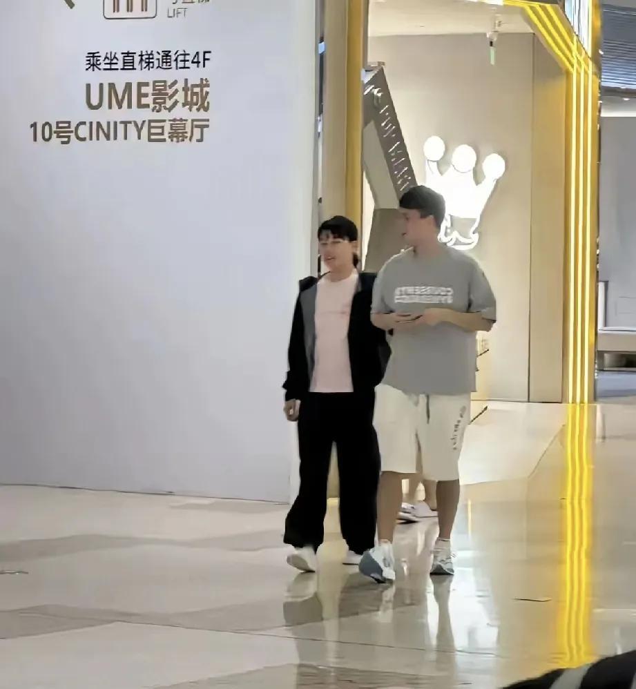 陈幸同得了冠军就是不一样，
跟周启豪出去逛街看电影都不背人了。
两个人大大方方的