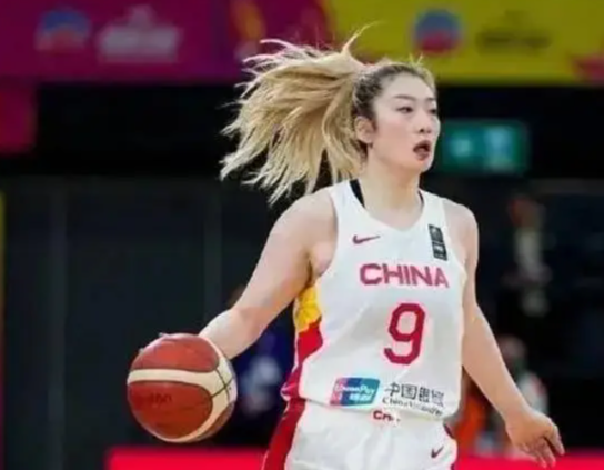 说实话，差距真有，但也不是天差地别。

李梦23岁时已经是WCBA的“大魔王”—