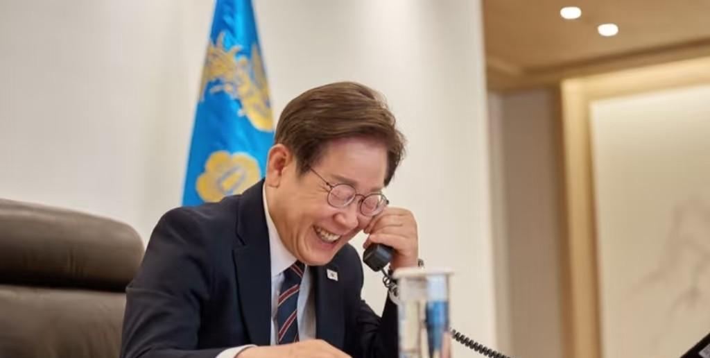 韩国总统年薪：两亿六千五百万韩币（约合人民币138万元）。这是韩国电视台公布的。