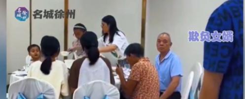 太尴尬了！广东一位老人过生日，儿子为了孝顺父亲，订三大桌席宴请客人。没想到，吃完