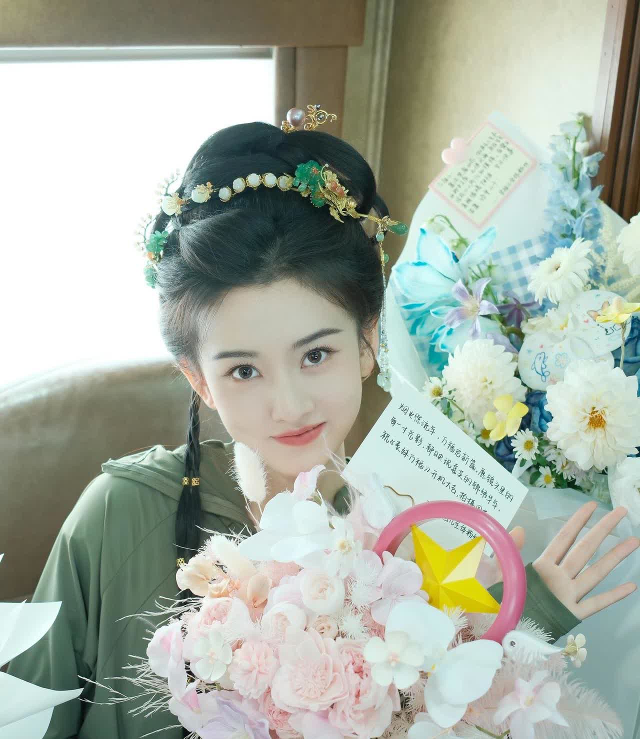 宋祖儿这女演员有点奇怪，
不是因为她演一部火一部，
也不是因为她演技出奇的好