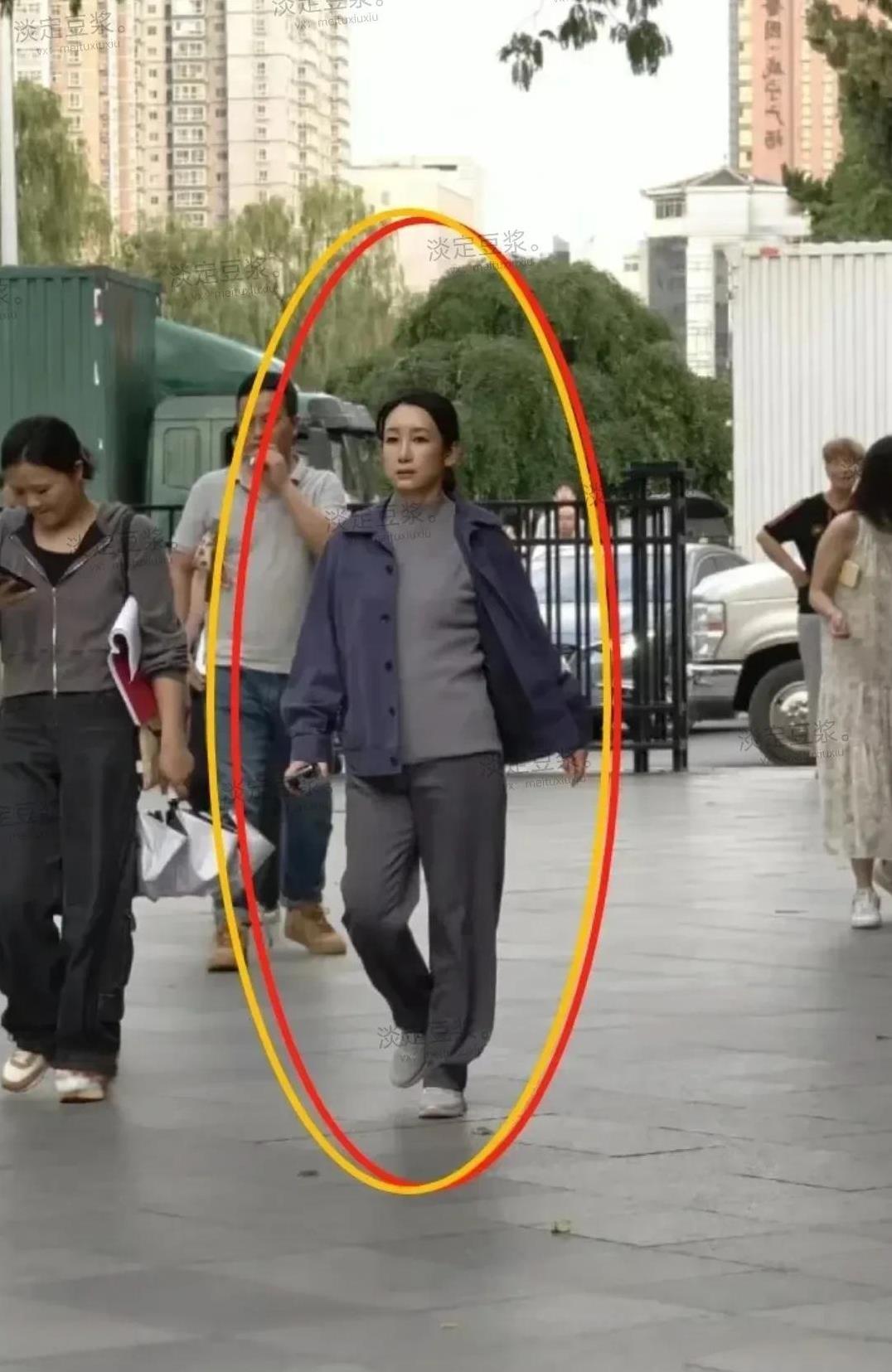 嘛呀！这演员秦海璐咋打扮那么土气呢，看着太过朴实了，像穿着工作服刚下班的工人师傅