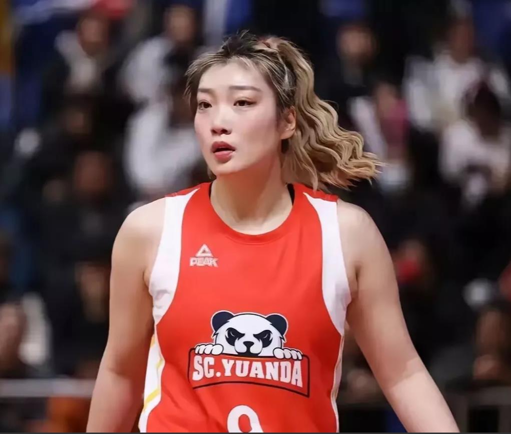 中国女篮首席名单六人入选几率：

1. 李月汝，25岁，中锋，100%入选。
