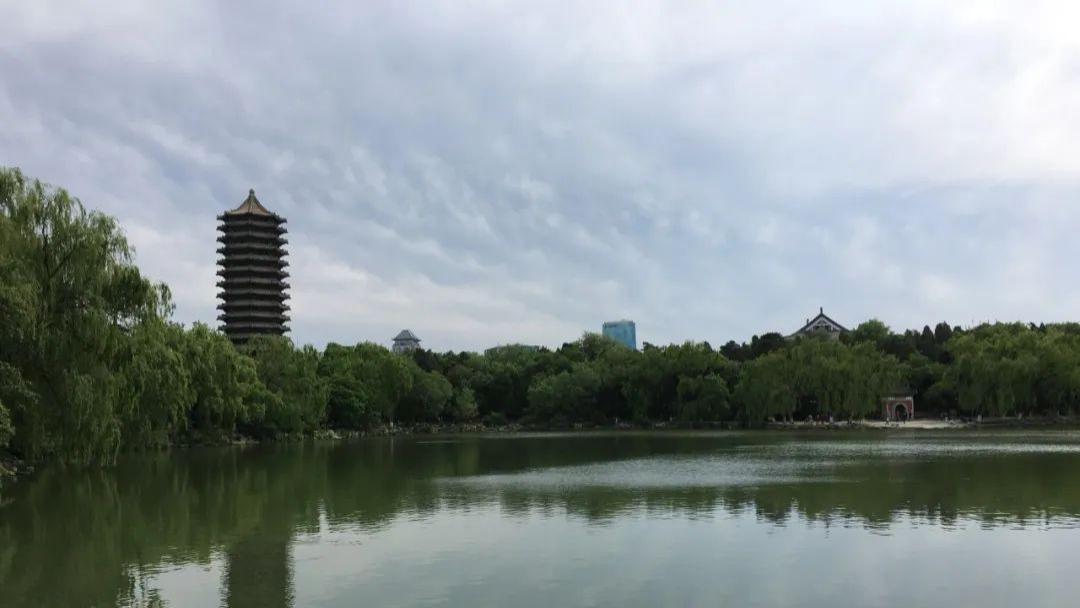 观潮御浪鲲鹏志，纵马横刀貔虎身