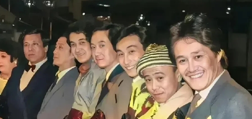 在这张曲艺演员的集体照里，赵本山还是一个初出茅庐的小伙子？

你品，你细品。
赵