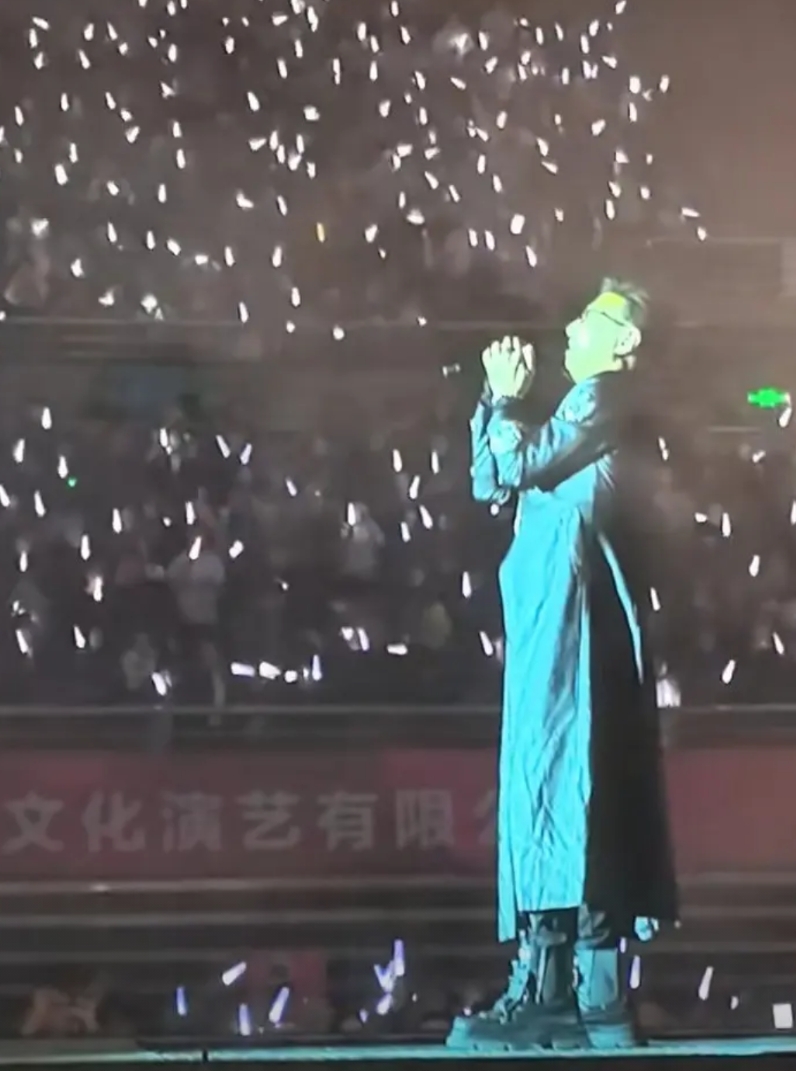 是摇滚老了
还是汪峰老了
哈尔滨演唱会
6000人的场子没坐满
票务黄牛拉了不少