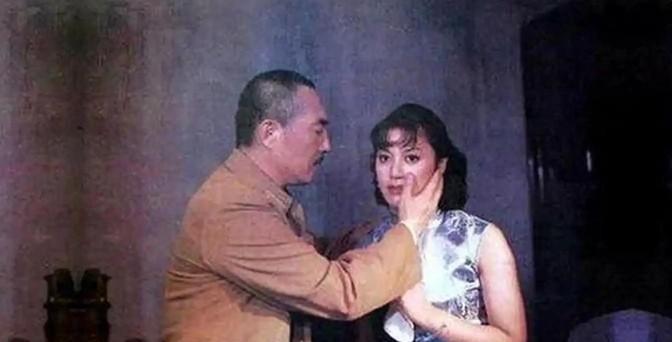 1938年，国军上将韩复榘遇害，侧室纪甘青奔丧，在墓前祭奠后悄然离去，此后与韩家